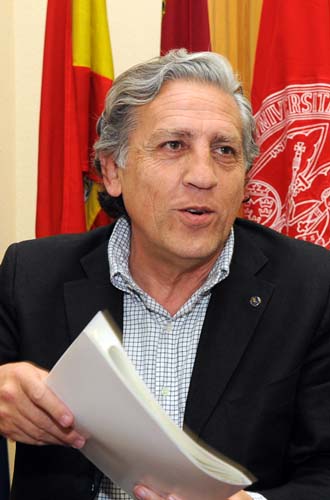 Diego López Garrido en un momento de la entrevista en el decanato de Derecho.